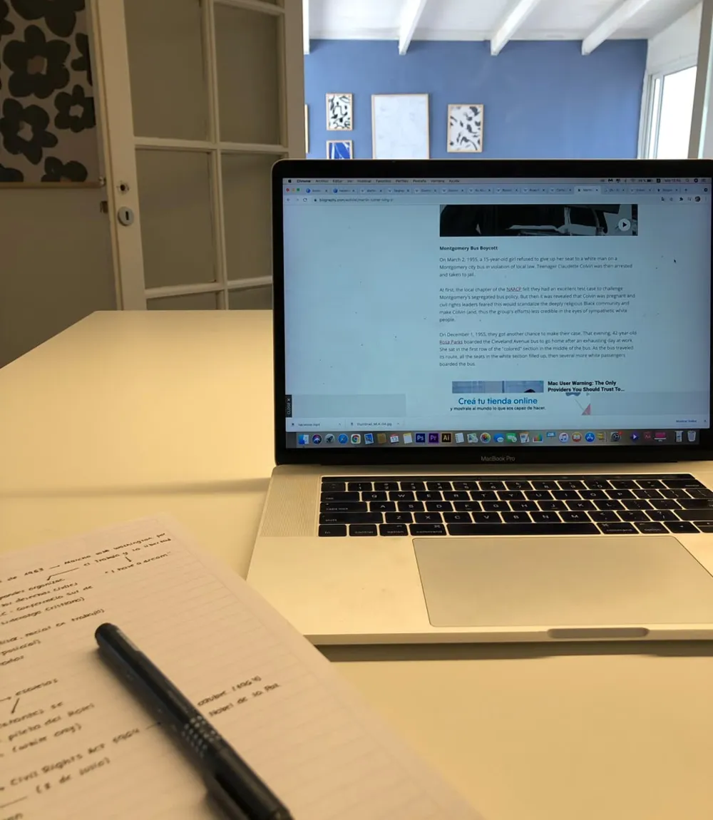 Rincón de trabajo con luz natural en el coworking Lätt
