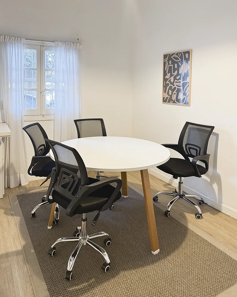 Sala de reuniones de Lätt con mesa redonda