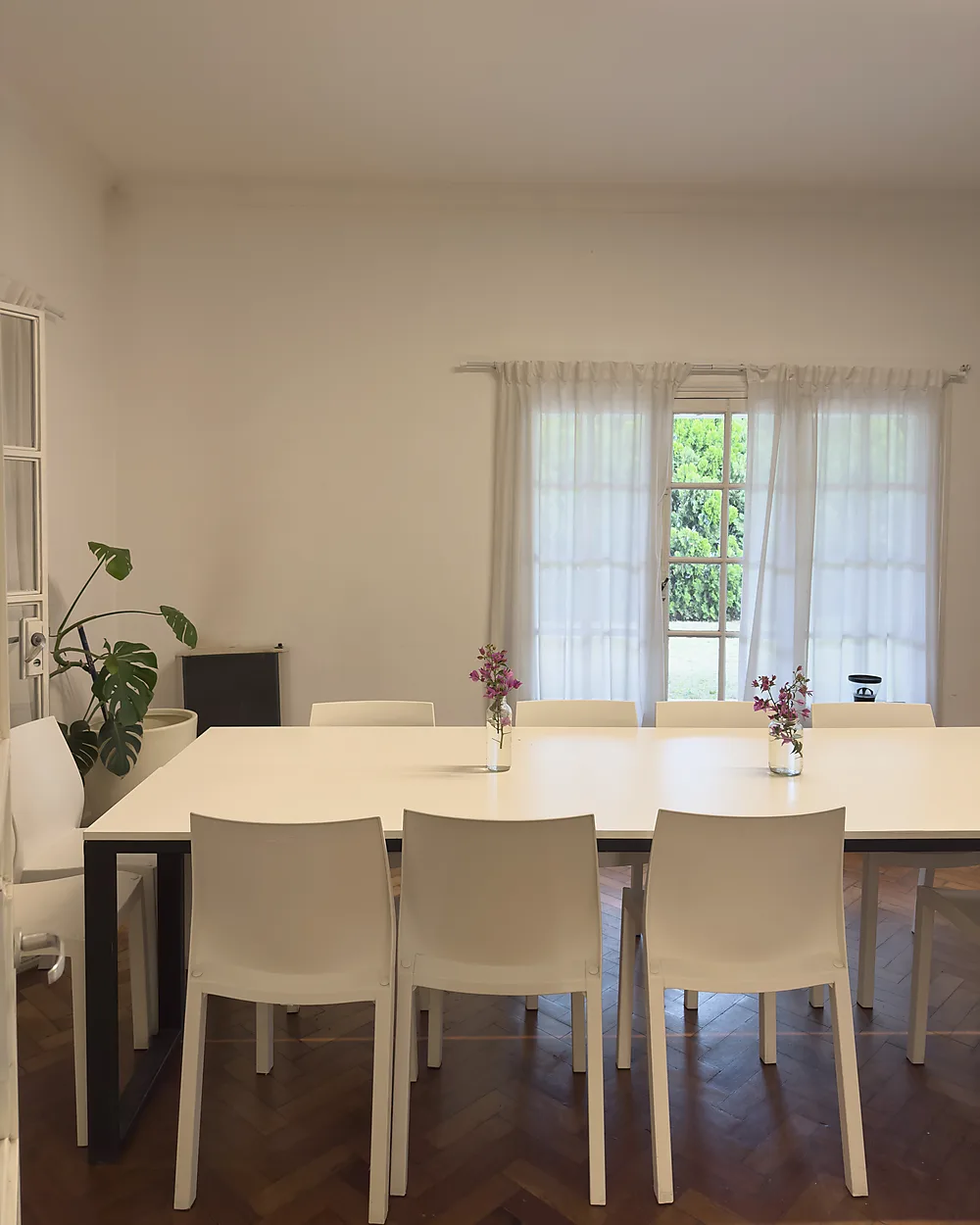Sala de reuniones de Lätt con mesa amplia y pared de plantas